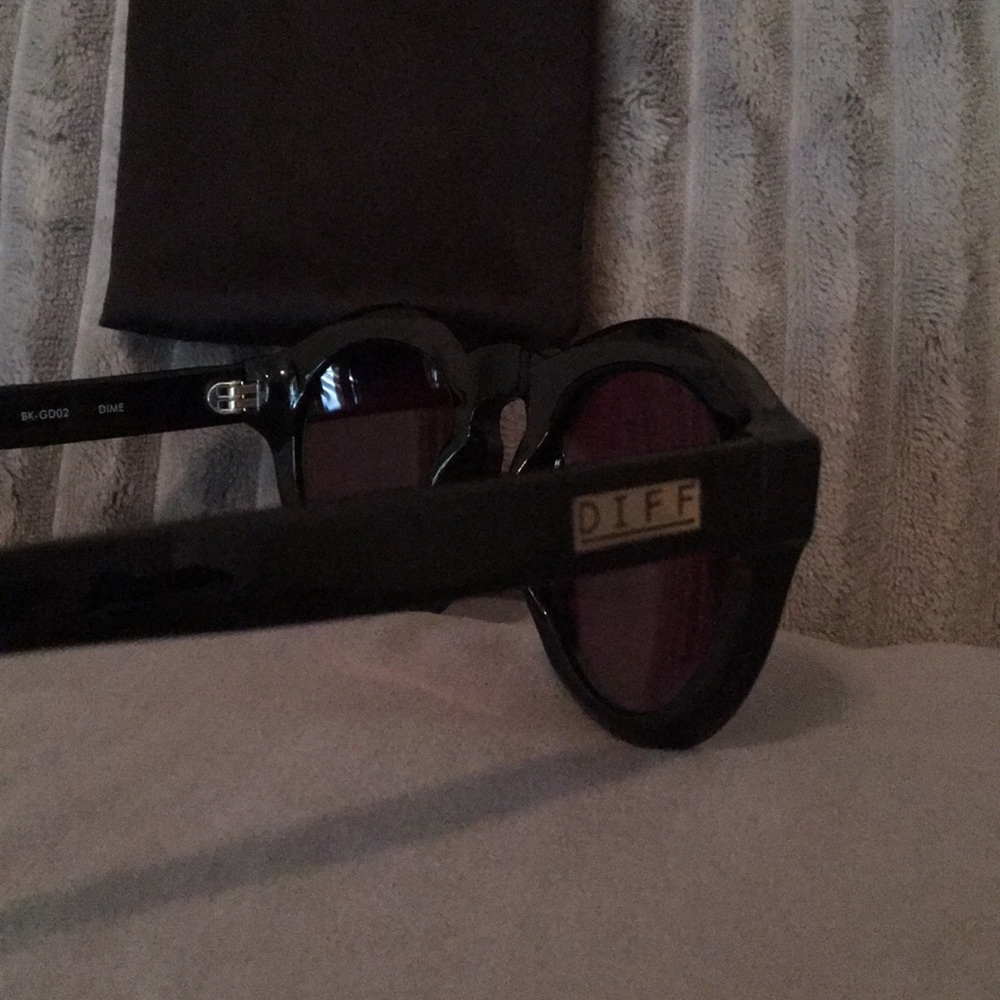 DIFF Dime Round Black Polarized Sunglasses